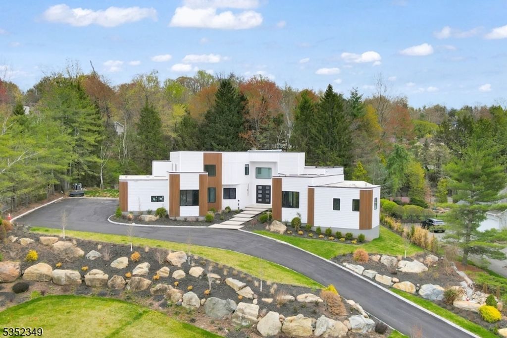 87 Chestnut St S, Livingston Twp., NJ 07039