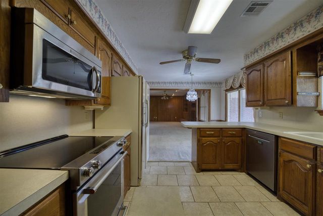 908 NW 74th St, Lawton, OK 73505