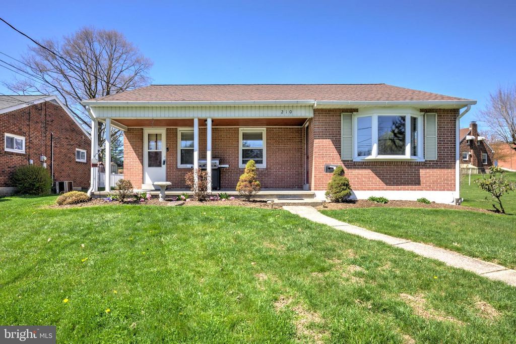 210 S 8TH ST, Akron, PA 17501