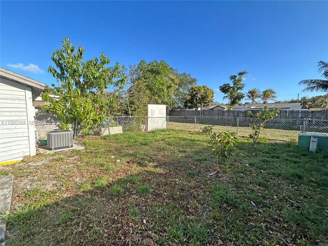 5884 S 38th St 5884, Green Acres, FL 33463