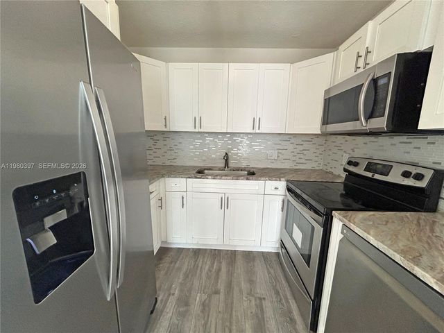 5884 S 38th St 5884, Green Acres, FL 33463