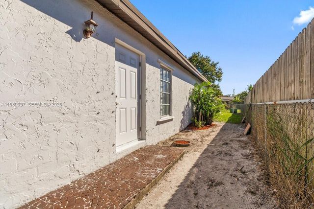 5884 S 38th St 5884, Green Acres, FL 33463