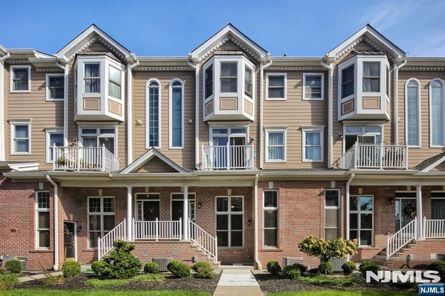 291 Roslyn Court, West New York, NJ 07093