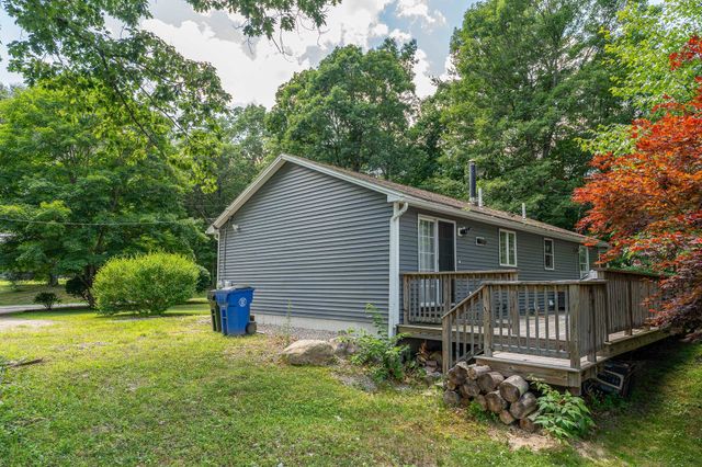 7 Woods Avenue, Londonderry, NH 03053