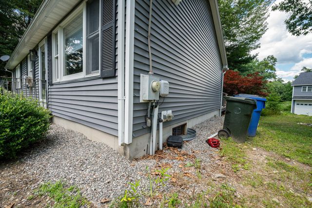 7 Woods Avenue, Londonderry, NH 03053