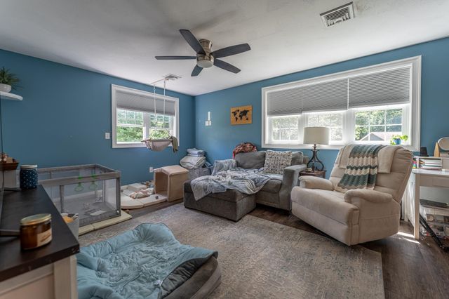 7 Woods Avenue, Londonderry, NH 03053