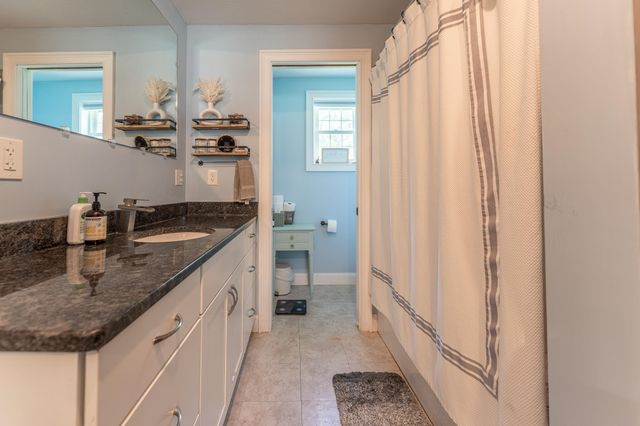 7 Woods Avenue, Londonderry, NH 03053