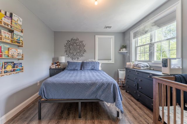 7 Woods Avenue, Londonderry, NH 03053