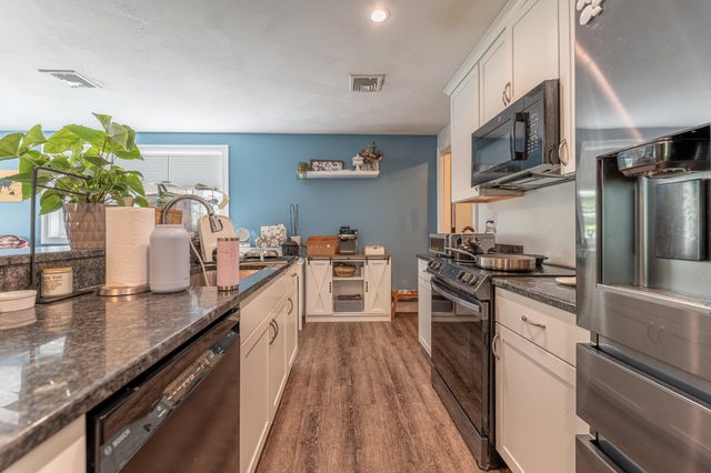 7 Woods Avenue, Londonderry, NH 03053