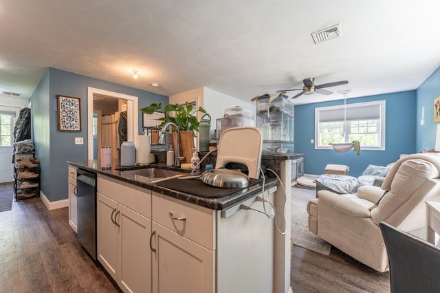 7 Woods Avenue, Londonderry, NH 03053