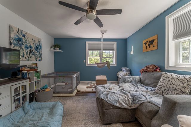 7 Woods Avenue, Londonderry, NH 03053