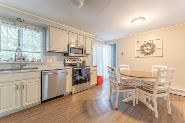7 Woods Avenue, Londonderry, NH 03053