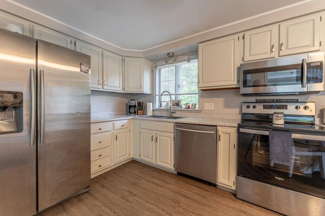 7 Woods Avenue, Londonderry, NH 03053