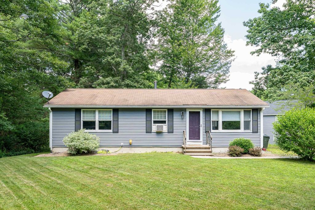 7 Woods Avenue, Londonderry, NH 03053
