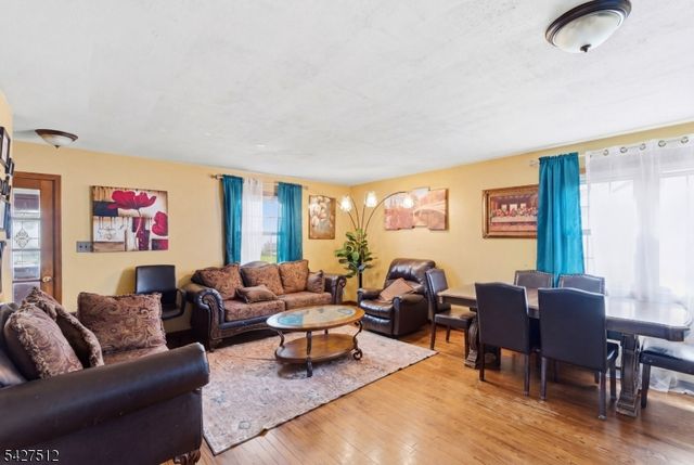 2 Oakwood Pl, North Brunswick Twp., NJ 08902