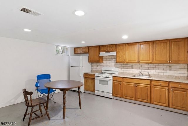 2 Oakwood Pl, North Brunswick Twp., NJ 08902