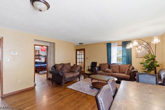 2 Oakwood Pl, North Brunswick Twp., NJ 08902