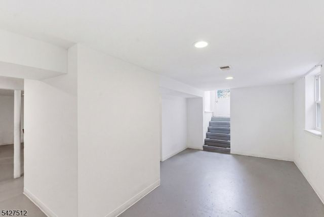 2 Oakwood Pl, North Brunswick Twp., NJ 08902