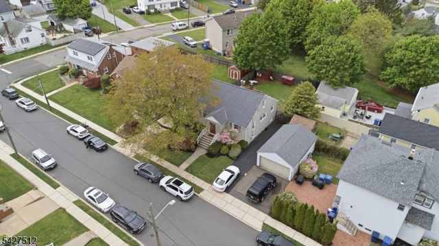 2 Oakwood Pl, North Brunswick Twp., NJ 08902