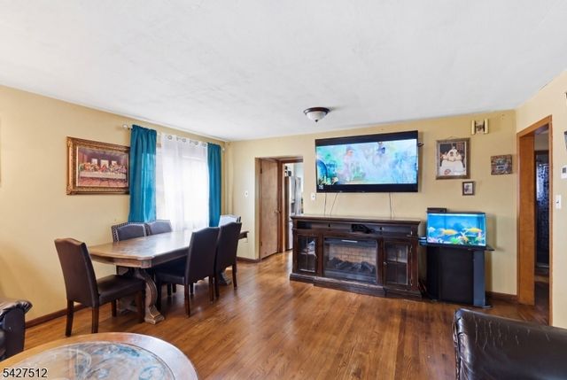 2 Oakwood Pl, North Brunswick Twp., NJ 08902