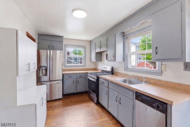 2 Oakwood Pl, North Brunswick Twp., NJ 08902