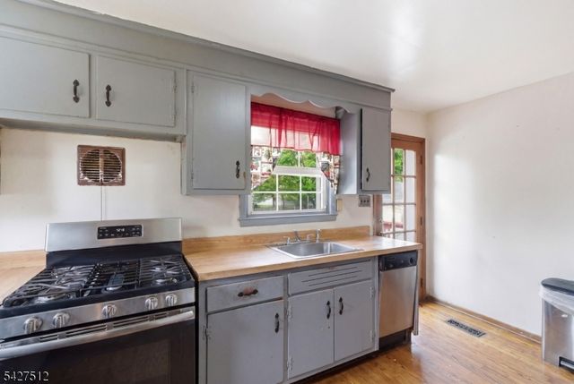 2 Oakwood Pl, North Brunswick Twp., NJ 08902