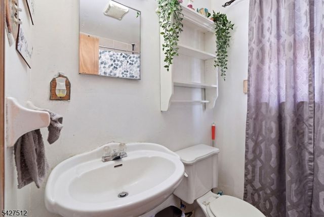 2 Oakwood Pl, North Brunswick Twp., NJ 08902