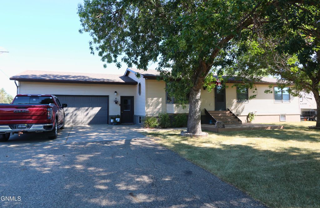 401 Moore Avenue NE, Berthold, ND 58718 photo 2