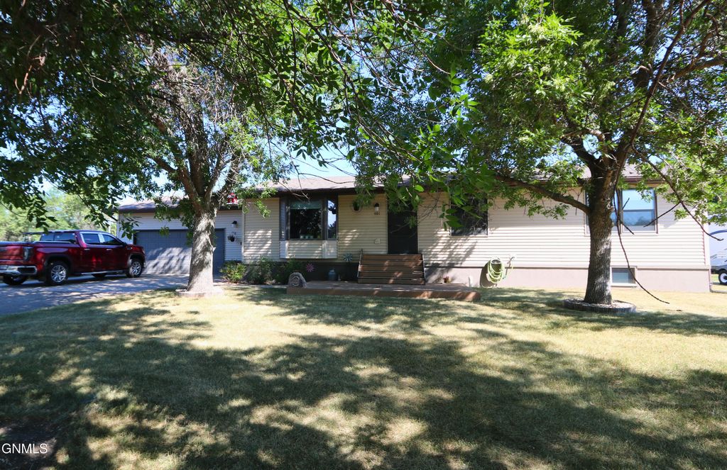 401 Moore Avenue NE, Berthold, ND 58718 photo 3