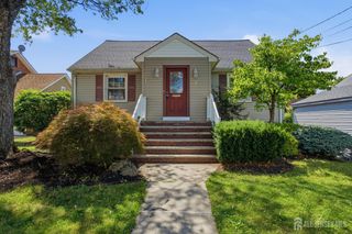 2 Oakwood Place, North Brunswick, NJ 08902