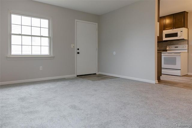 207 Neptune Drive, Walled Lake, MI 48390