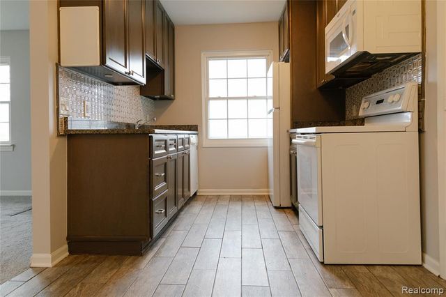 207 Neptune Drive, Walled Lake, MI 48390