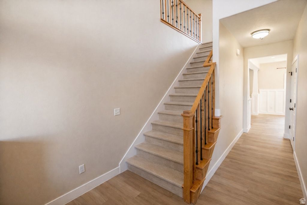 Image 2 of property listing at 15866 S MERCER CV, Draper, UT 84020