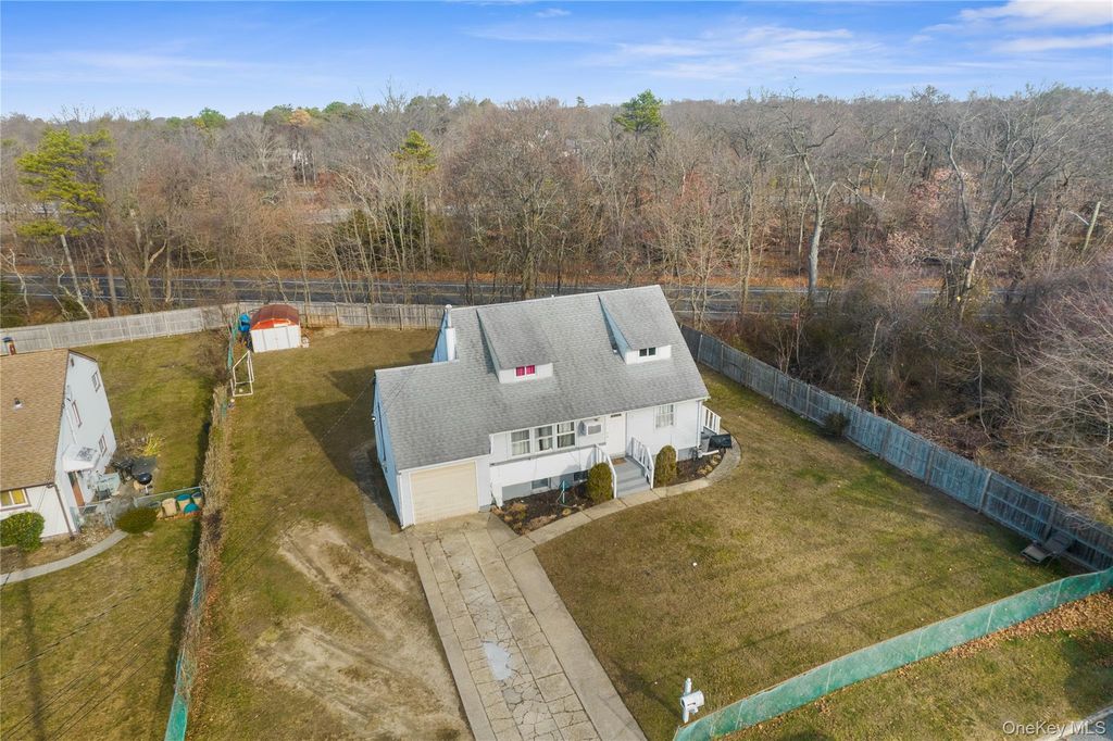 9 Farragut Avenue, Bay Shore, NY 11706