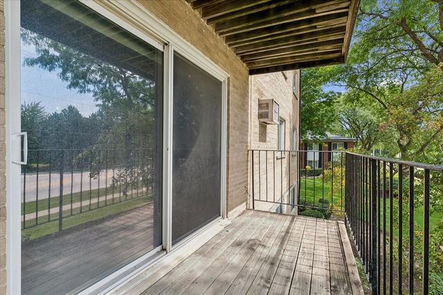 2424 E Oakton Street 2L, Arlington Heights, IL 60004