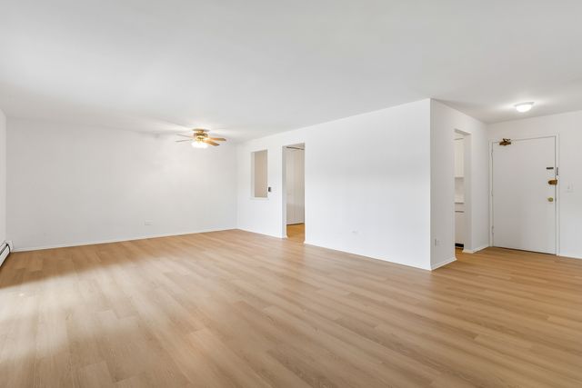 2424 E Oakton Street 2L, Arlington Heights, IL 60004