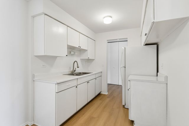 2424 E Oakton Street 2L, Arlington Heights, IL 60004