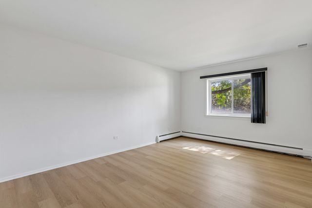 2424 E Oakton Street 2L, Arlington Heights, IL 60004