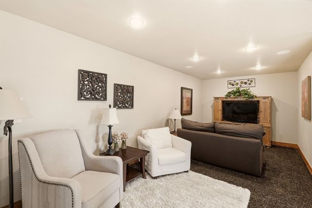 8924 E Courtview Ln, Spokane, WA 99217