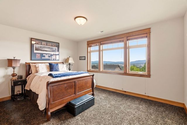 8924 E Courtview Ln, Spokane, WA 99217