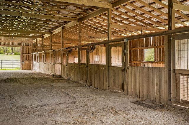 2914 Valley Creek Rd, Culleoka, TN 38451