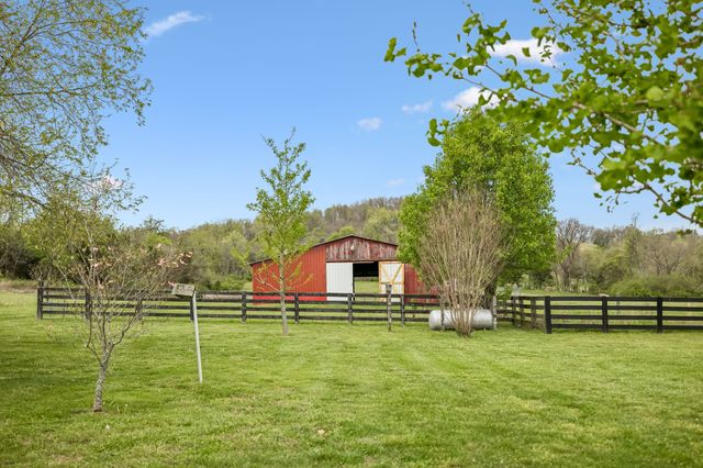 2914 Valley Creek Rd, Culleoka, TN 38451