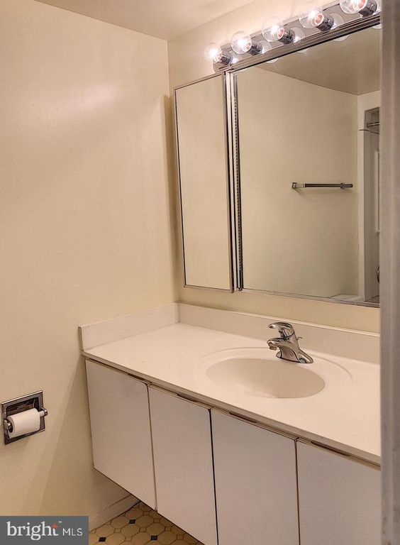 900 N STAFFORD ST #1001, Arlington, VA 22203