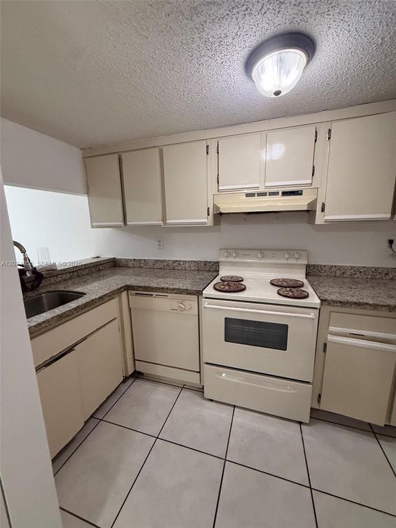 9917 W Okeechobee Rd 3-510, Hialeah Gardens, FL 33016