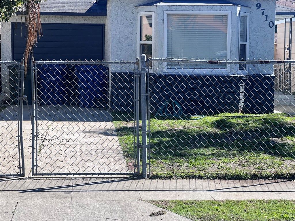 Image 5 of property listing at 9710 San Miguel, South Gate, CA 90280