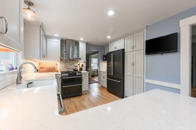 44 Surrey Dr, Mansfield, MA 02048