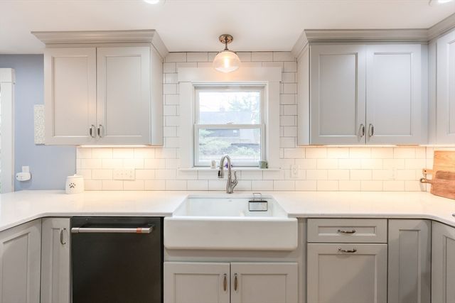 44 Surrey Dr, Mansfield, MA 02048