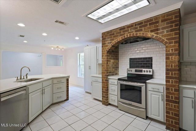 354 Lakeway Drive, Brandon, MS 39047