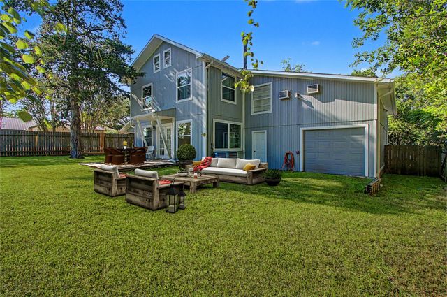 241 S Masonic Street, Bellville, TX 77418