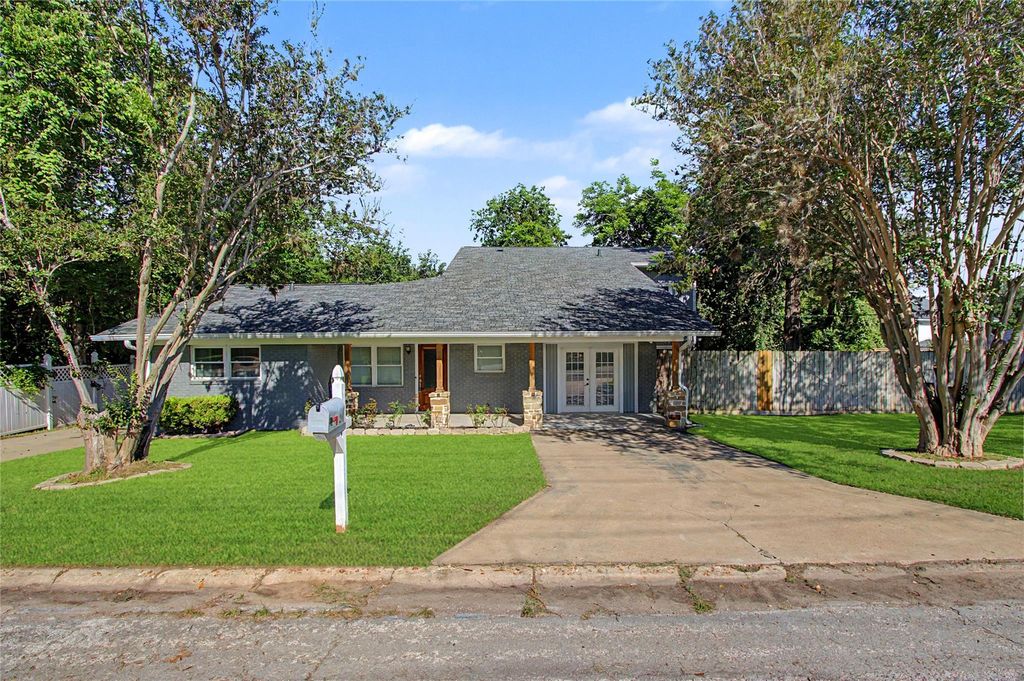 241 S Masonic Street, Bellville, TX 77418